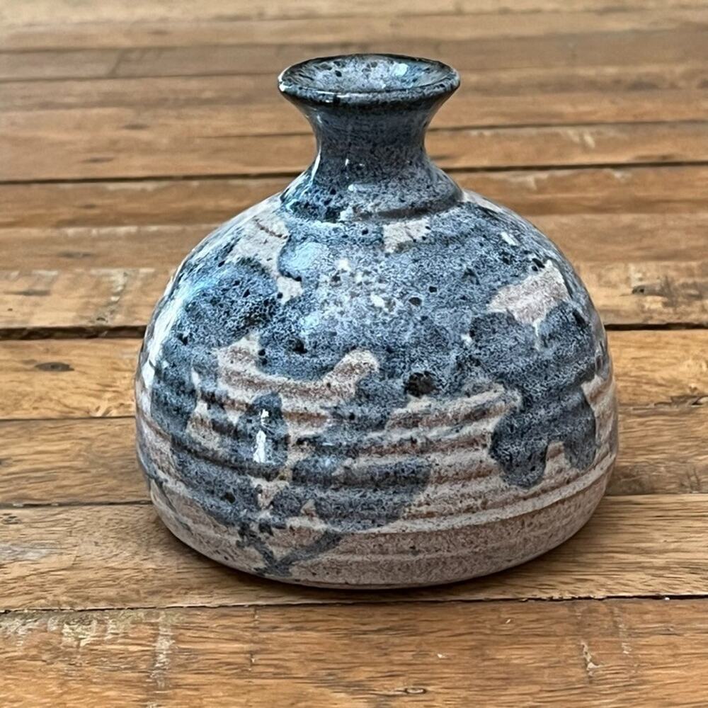 Vintage 86 Studio Pottery Stoneware Bud Vase 4" Blue & White Floral Ribbe Signed